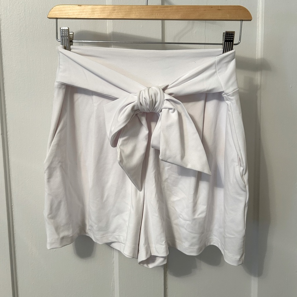 Susana Monaco Stretchy White Tie-Up Shorts with Pockets. Brand New Never Worn